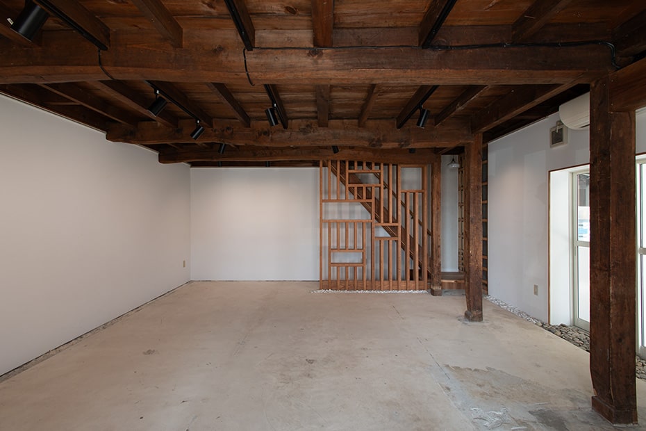 北側：特徴的な棚と2Fに上がる階段