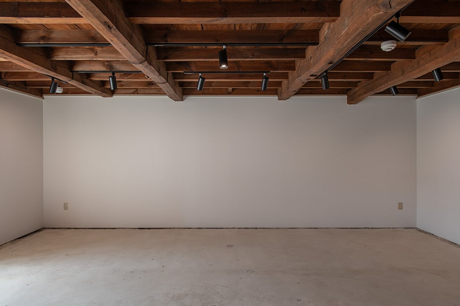 西側：展示スペース