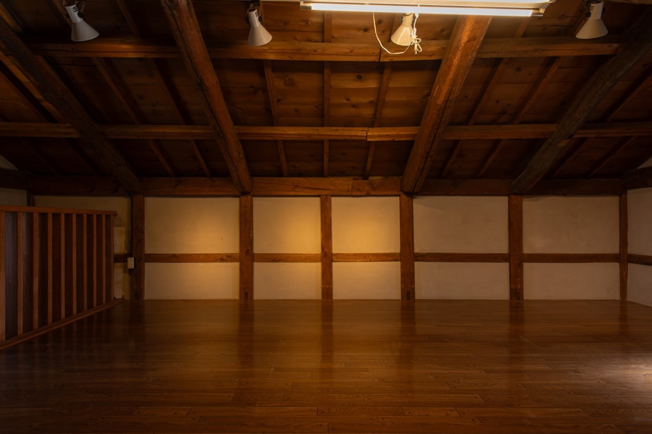 東側：展示スペース